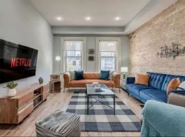 Casa Queen East Jaw Dropping 3BR Suite