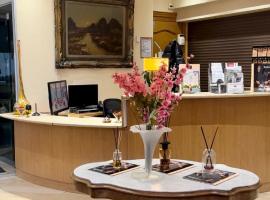 Les Reflets Jaunes, hotel v destinaci Givet