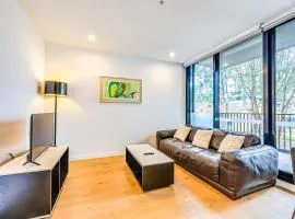 StayAU Convenient Apartment with Patio in Box Hill