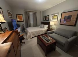 Cozy Brooklyn Home, Private Room in Host Shared Apartment, hotel di Brooklyn