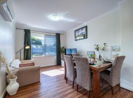 Aurora A1&B1 Airport Haven - Quick Access, Comfy & Free Parking, hotel u gradu Pert