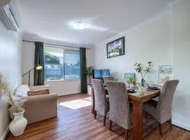 Aurora A1&B1 Airport Haven - Quick Access, Comfy & Free Parking