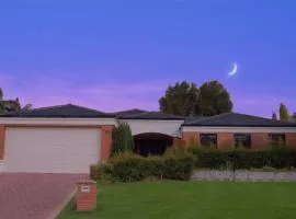 Airport 6BR Haven - Quiet Yard & AC