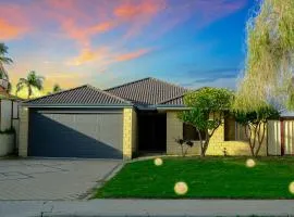 Airport 5BR Haven - Full Kitchen & Tranquil