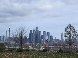 Comfy apt with skyline front view Mins away from NYC