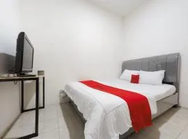 RedDoorz at Flamboyan Harapan Indah