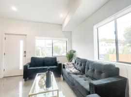 Expansive 4BR, 3-Story Stay in LA - CL1- LAR、ロサンゼルスのホテル