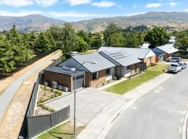Pet friendly holiday home and spa in sunny Cromwell