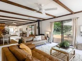 Coastal Vintage Cottage Brimming With Character and Charm Just Moments To Beaches, Bay and Cafes