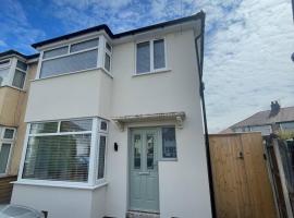 The Crescent-Modern Coastal Home, Hotel in Blackpool