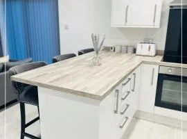 Tastefully decorated 4 Bed Home in Gedling - Near Colwick Country Park, Victoria Retail Park, City Centre & Nottingham Racecourse