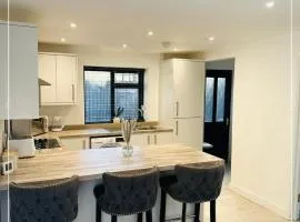 Professionally Decorated 4 Bed Home in Gedling - Near Colwick Country Park, Victoria Retail Park, City Centre & Nottingham Racecourse