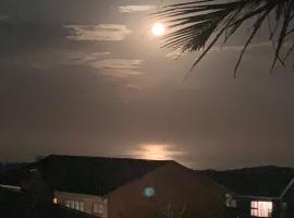 Cove Rock Seaview Apartment, hotel v destinaci East London