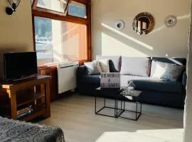 Appartement 58 m2 avec PISCINE INTÉRIEURE Vue Montagne Centre Village , Parking Privé