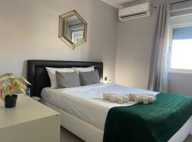 Piedade Central Apartment with Terrace, hotel sa Almada