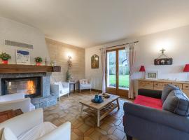 Maison Horizon - Charmante propriété familiale avec jardins & jeux, hotel in Duingt