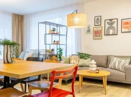 Spacious 3BR - 2 Parking Spots, Full Kitchen, by Gravity Prague