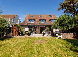 Gorgeous home for 12 - Walk to Beach - Sea View，位于奇切斯特的酒店