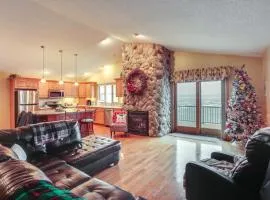 Hot Tub and Fireplace Cozy Home on Howard Lake!