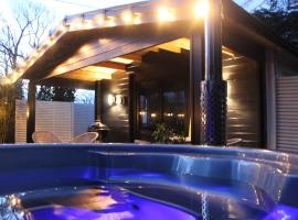 Caban Y Tan Dderwen with private Wood Fired Hot Tub