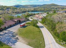 Queen BR home, walk to Marina, food truck, trails, beach hotel in Holiday Island