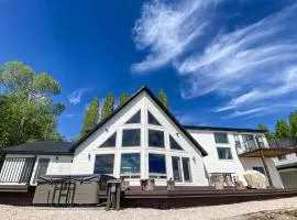 Bear Foot Beach House-Beautiful Views on the Lake
