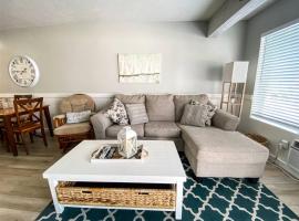 Inn Building Condo 203, Remolded with Lake View, Hotel in Garden City