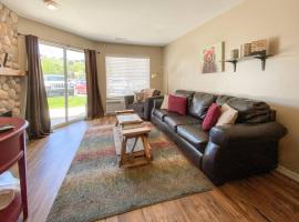 Inn Building Condo 102 Updated Ground Level, Hotel in Garden City