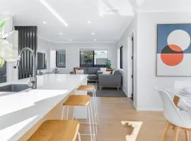 Luxury, Modern with King Bed and Views- By KOSH BNB