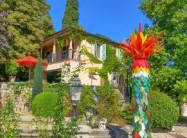 Luxury farmhouse with pool on a 300 hectare wine estate in rural Provence