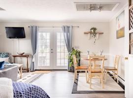 Walk to Main Street HVL & Trail - Cozy Studio Retreat, hotel in Hendersonville