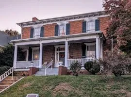 Historic Home with Southern Charm、ブリストルの別荘