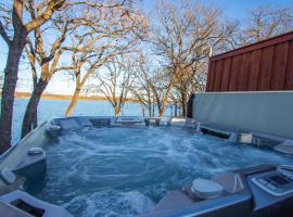 Lakehouse Retreat with Hot Tub, hotel v destinaci Alvarado