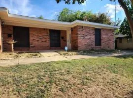 Spacious Stay for 12 - Central Fort Worth