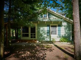 Dollybrook 2 Pet Friendly Community Pool Groups Welcome, Hotel in Fennville