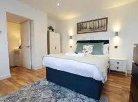 Little Gem in the Forest of Dean! Hot tub, Private garden, Dog Friendly, Smart TVs and Beautiful Historic Village Location!