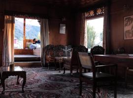 OMAR KHAYYAM HOUSEBOAT RETREAT and FAVELA HEADROOMS, bateau à Srinagar