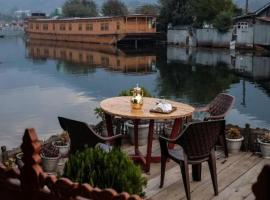 OMAR KHAYYAM HOUSEBOAT RETREAT and FAVELA HEADROOMS, botel v destin&aacute;cii Srinagar