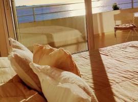 Ap 603 Recrea tu vista con los Atardeceres frente al R&iacute;o, hotel con hidromasaje en Colonia del Sacramento