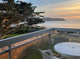 Appartement balcon vue mer, séjour bord de plage en couple、トレブールダンのホテル
