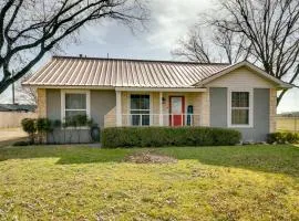 9 Mi to Downtown Lubbock Home with Yard