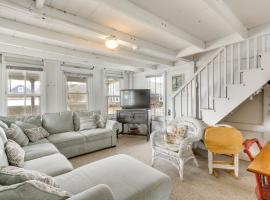 Charming Westbrook Cottage, Steps to Private Beach, hotel v destinaci Westbrook