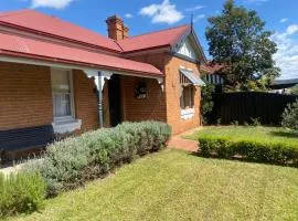 Merala a cosy cottage with easy stroll to CBD