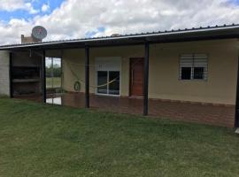 Casa de descanso "Los Teritos", hotel con estacionamiento en Salto