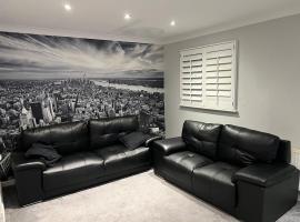 Nice House in a Quiet Estate - NO HOUSE PARTIES ALLOWED, hotel in Wythenshawe