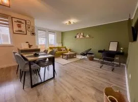 Rhapsody Home - Urban quiet area with Parking&King Bed&Balcony