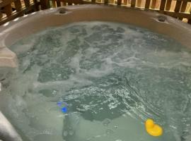 SEAS THE DAY house hot tub pet friendly bbq location location location, hôtel acceptant les animaux domestiques à Gibsons