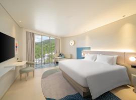 Centara Karon Resort Phuket, Hotel in Strand Karon