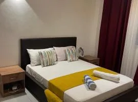 Cosy 3 Bedroom apartment with pool, AC, washing machine, hot water n near mall