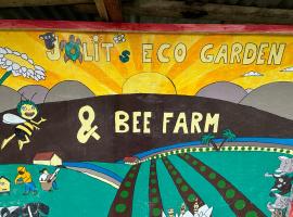Jolits EcoGarden Hostel, hotel v destinaci Batuan